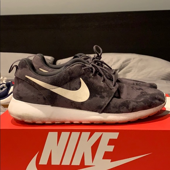 Nike roshe run size 10.5 - Picture 1 of 6